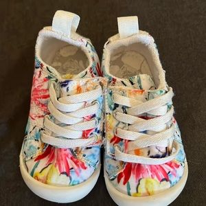Roxy Velcro tennis shoes size 5